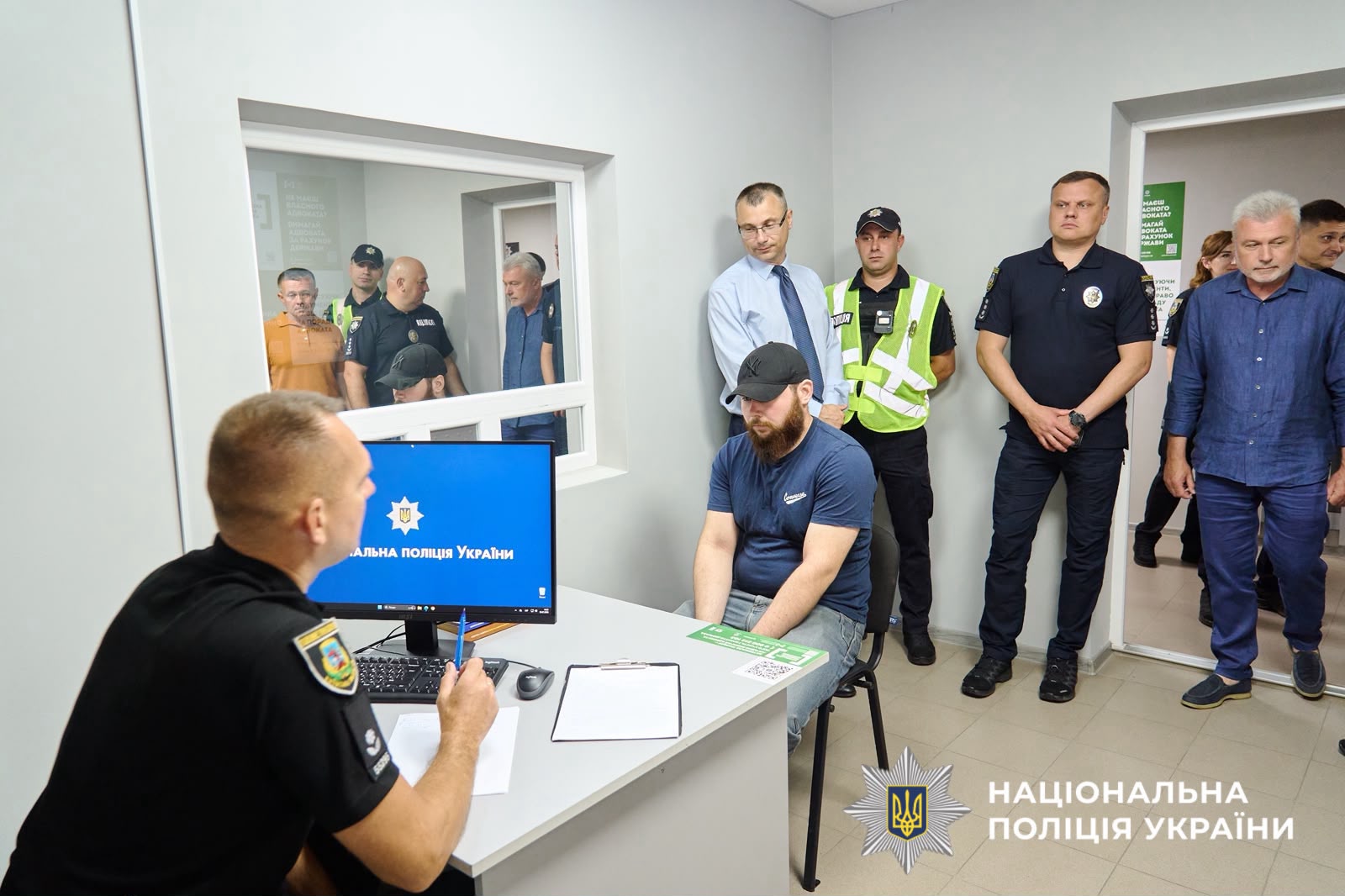 На фотографії зображено презентування сучасної систему дотримання прав людини у діяльності поліції «Custody Records» в Обухівському районному управлінні поліції Київщини.