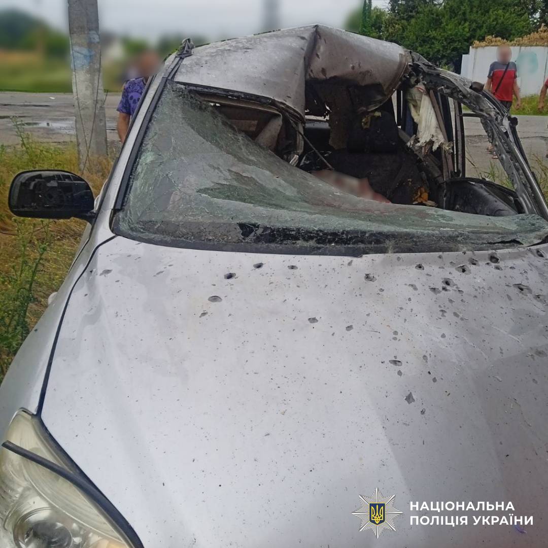 Двоє чоловіків загинули, є постраждалий: поліція документує наслідки ворожого обстрілу на Харківщині