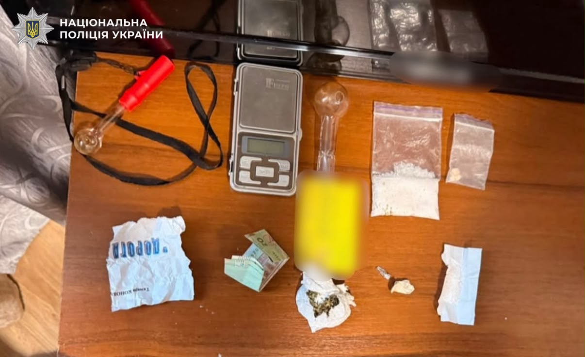 На фото вилучені речі у підозрюваного.