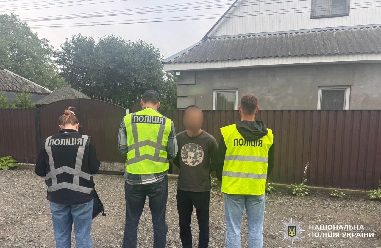 На фото затриманий зловмисник та правоохоронці.