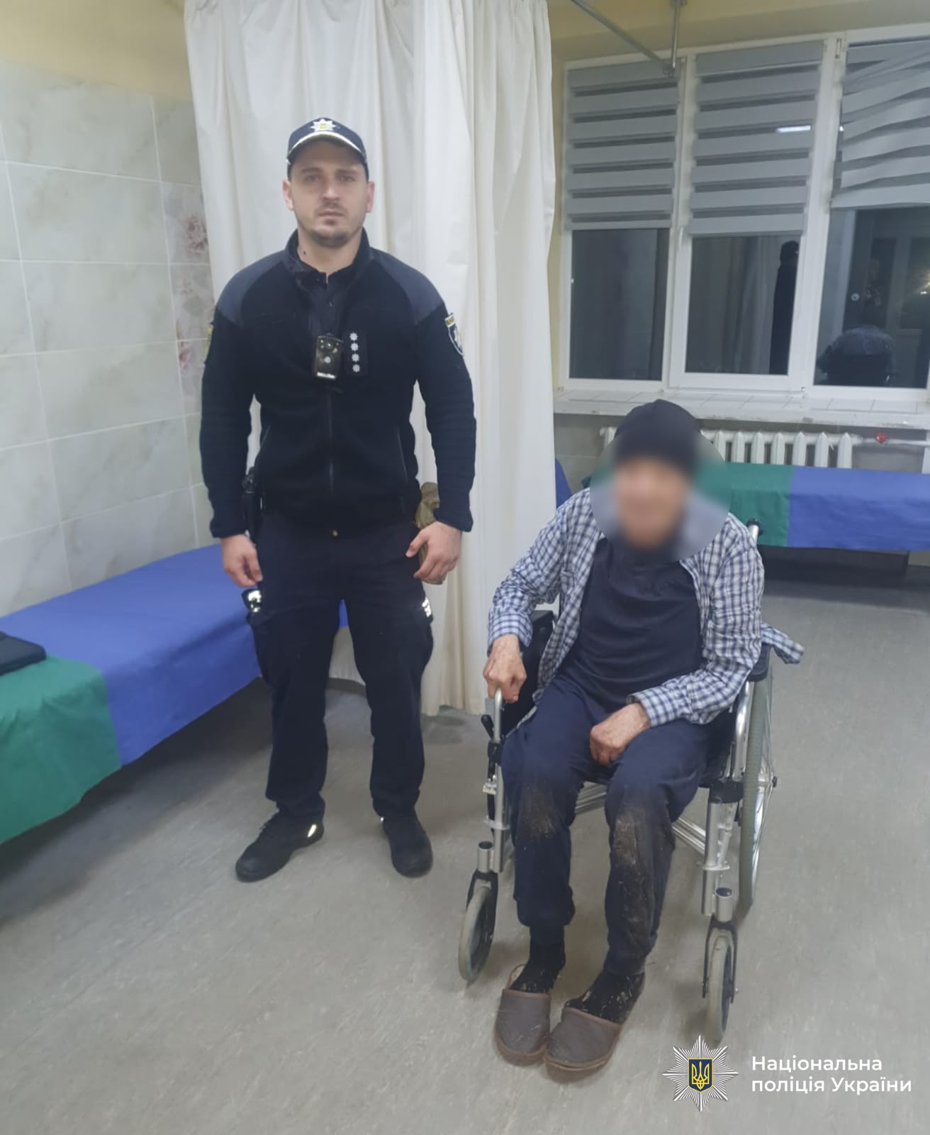 . Чоловіка розшукали вже за кілька годин у лісовому масиві неподалік медичного закладу й передали медикам.