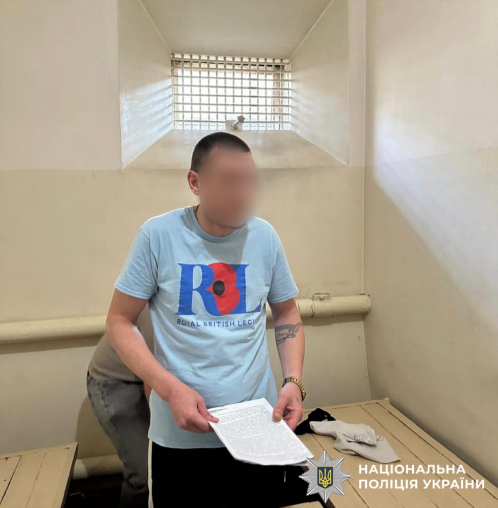 На фотографії зображено зловмисника, причетного до постачання наркотиків до однієї з установ виконання покарань Київської області.
