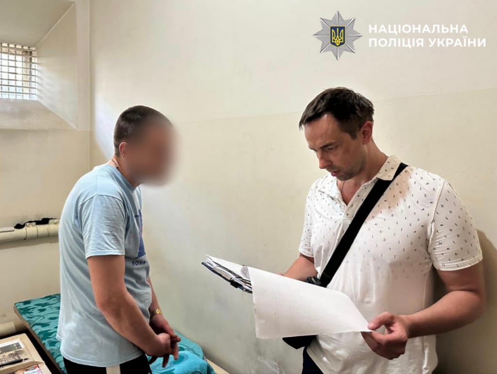 На фотографії зображено зловмисника, причетного до постачання наркотиків до однієї з установ виконання покарань Київської області.