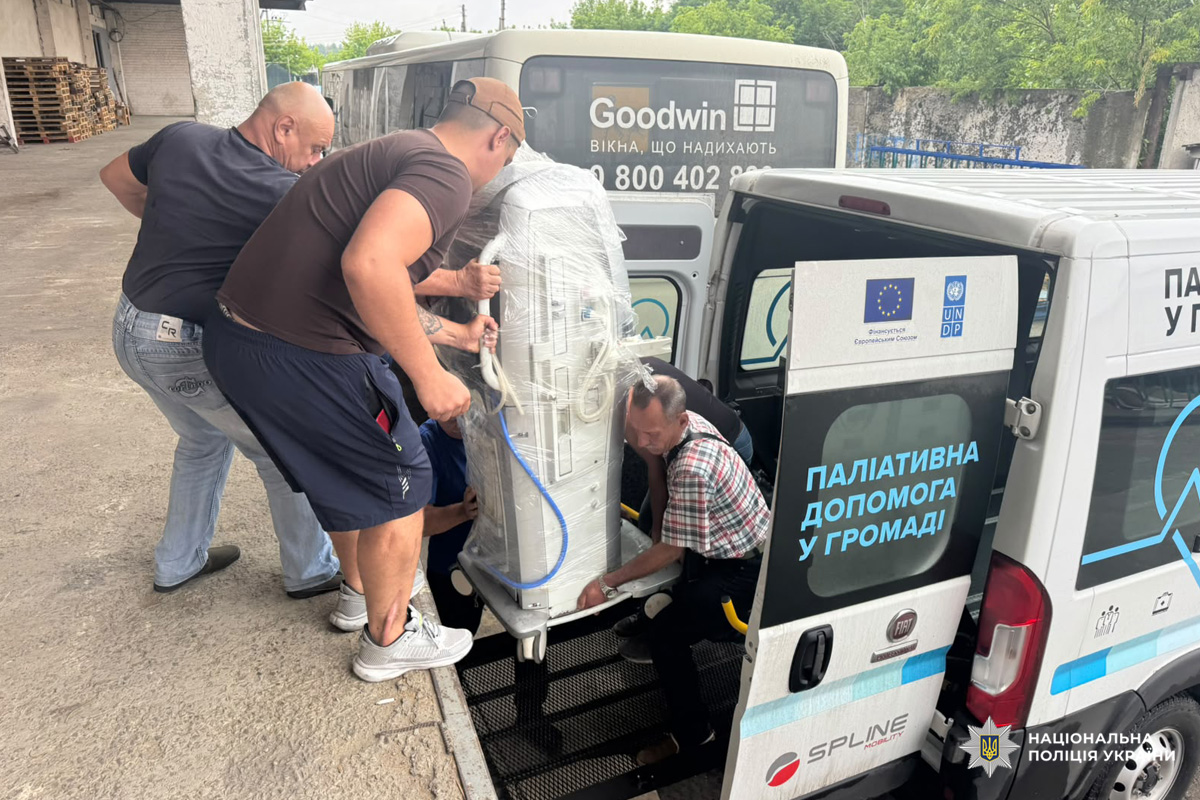 Поліцейські Харківщини спільно з благодійниками передали гуманітарну допомогу медичним закладам Лозової