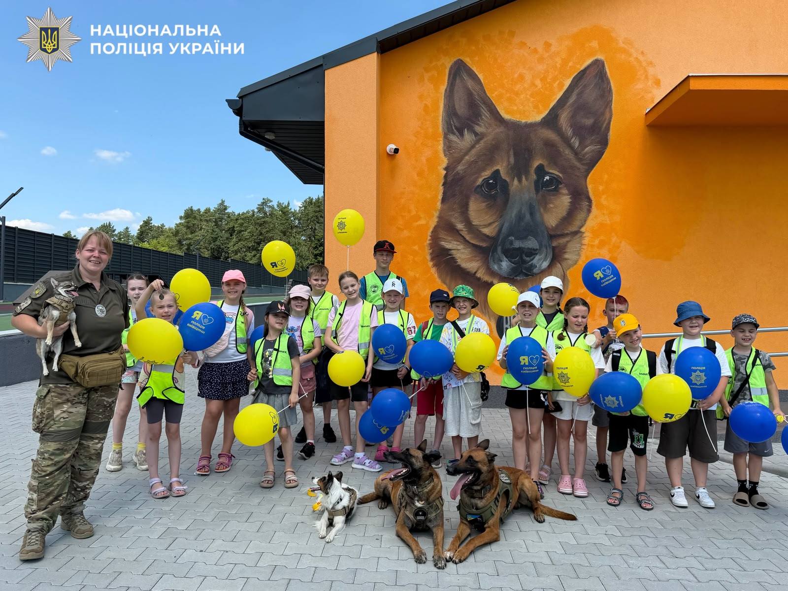 Загальне фото учасників заходу біля Кінологічного центру.