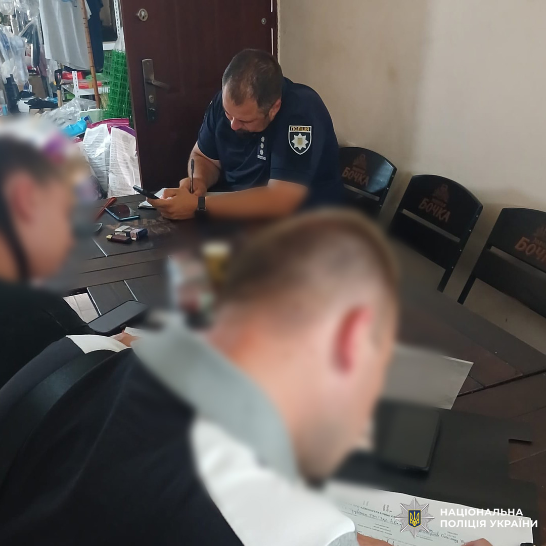 Понад 500 пачок цигарок та майже 90 літрів алкоголю вилучили з незаконного обігу поліцейські Чугуївщини