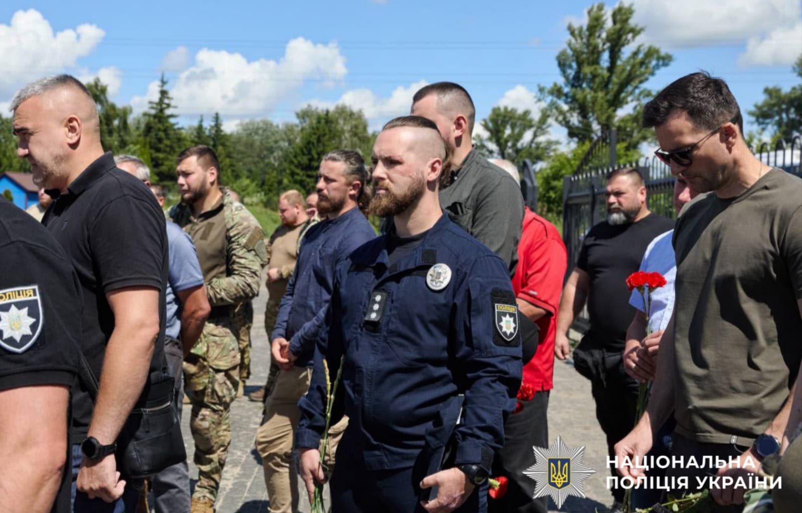 На фото зображено прощання з загиблими поліцейськими