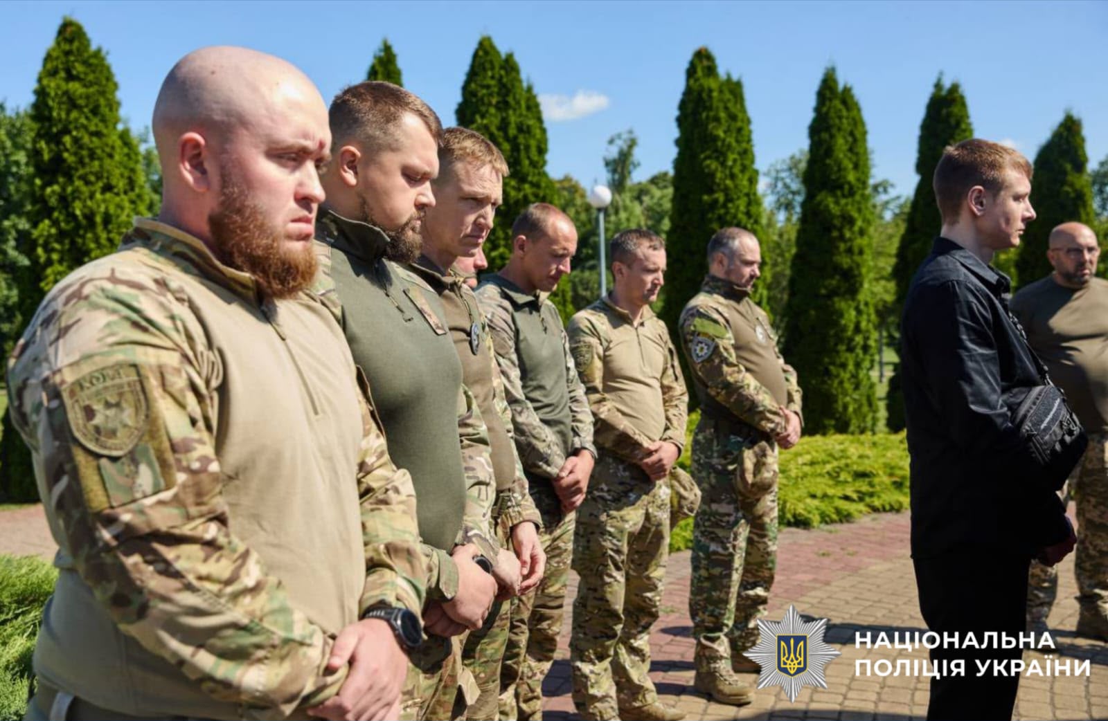 На фото зображено прощання з загиблими поліцейськими