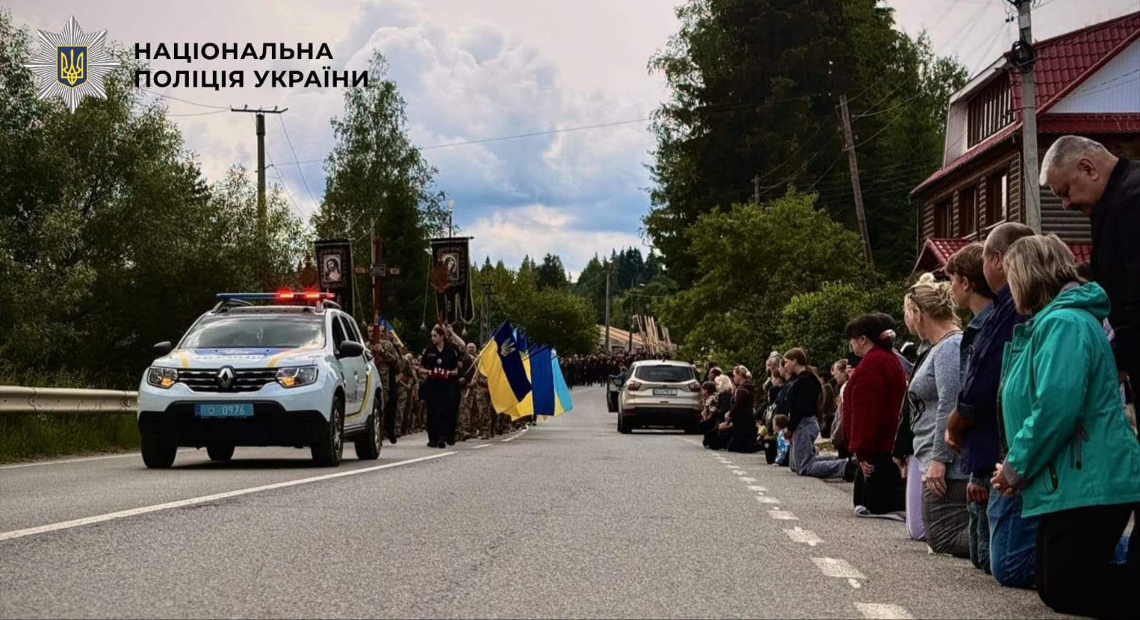 На фото зображено прощання з загиблими поліцейськими