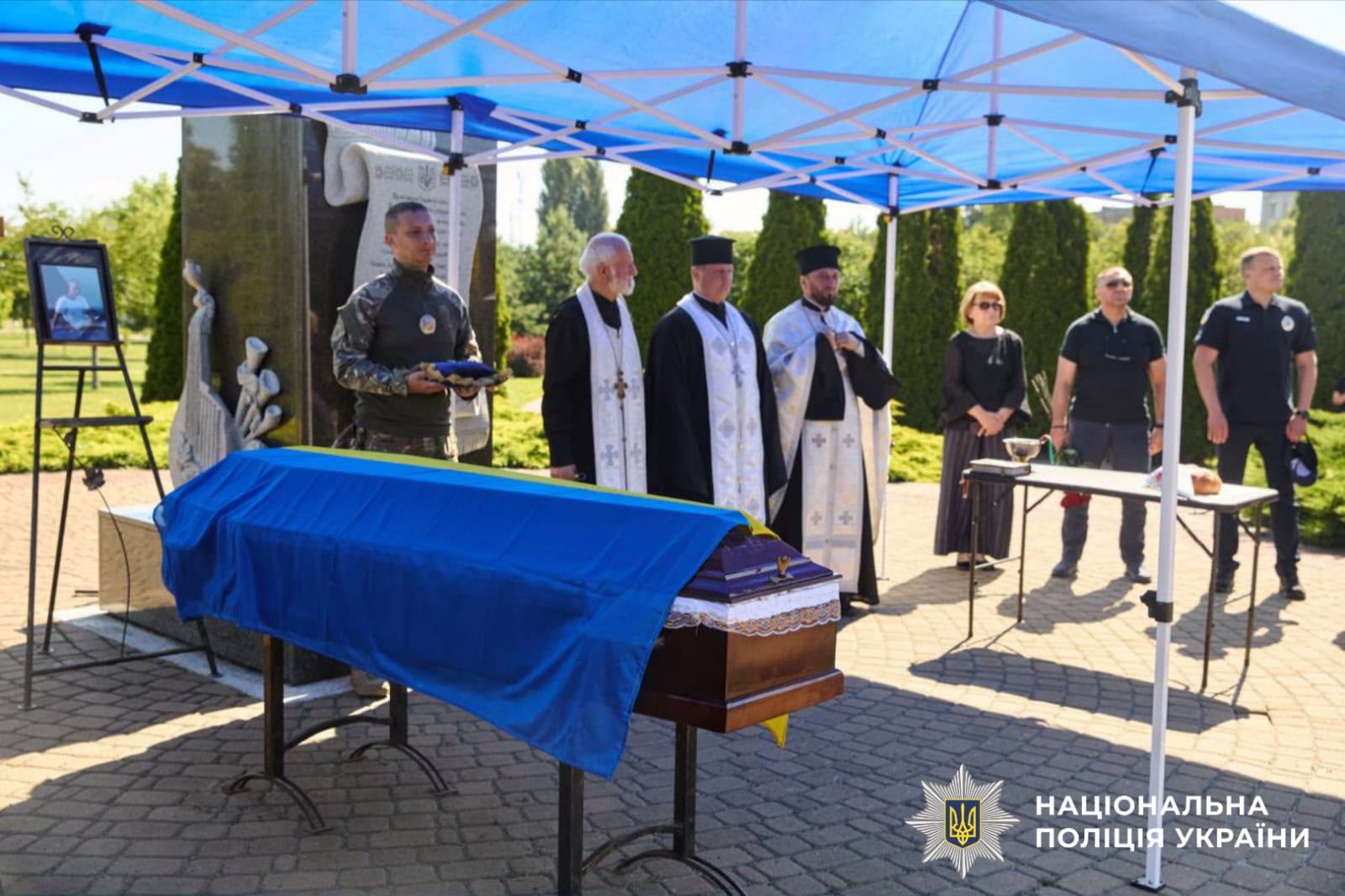 На фото зображено прощання з загиблими поліцейськими
