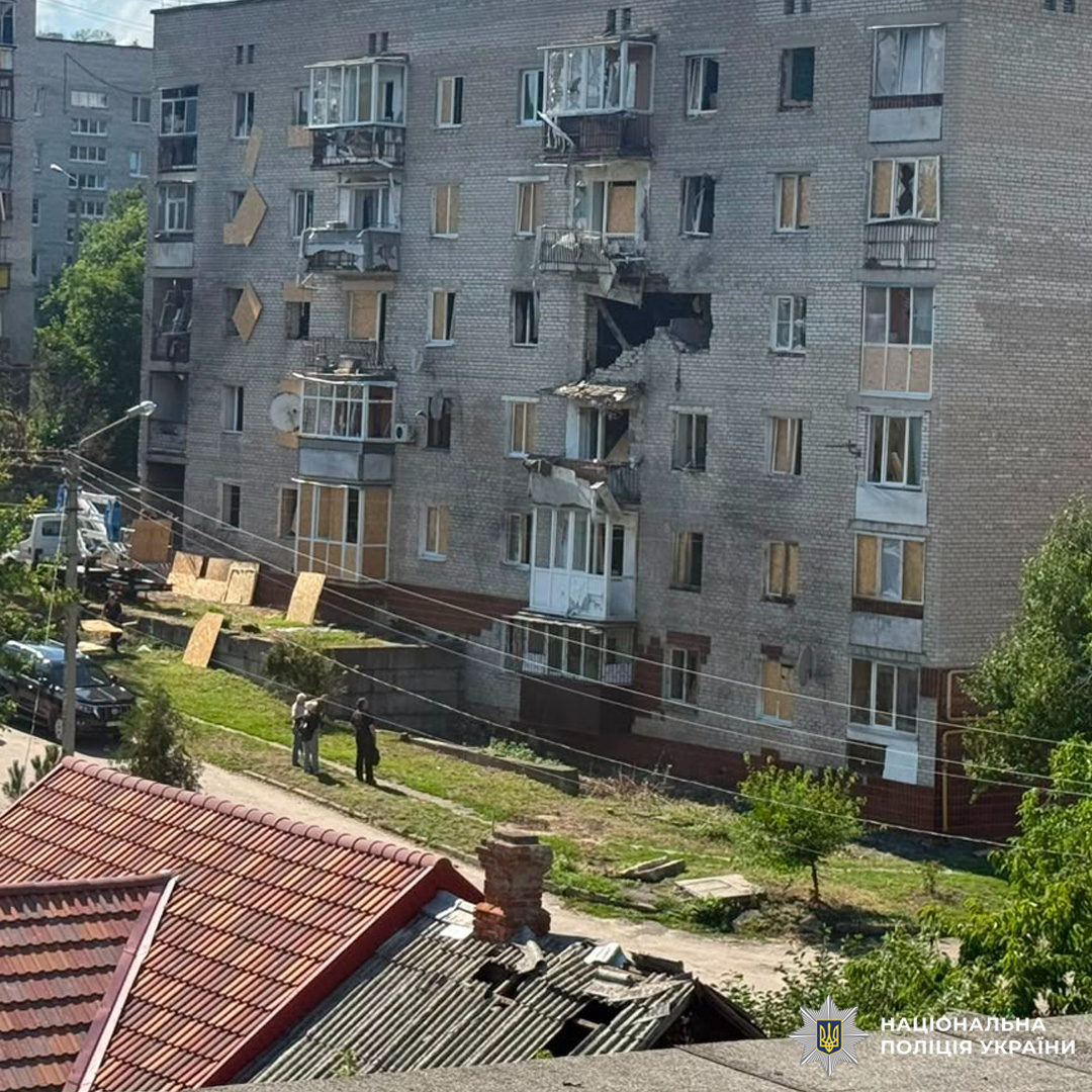 Внаслідок ворожих обстрілів Харківщини постраждали семеро людей, у тому числі дитина: поліція документує наслідки воєнних злочинів