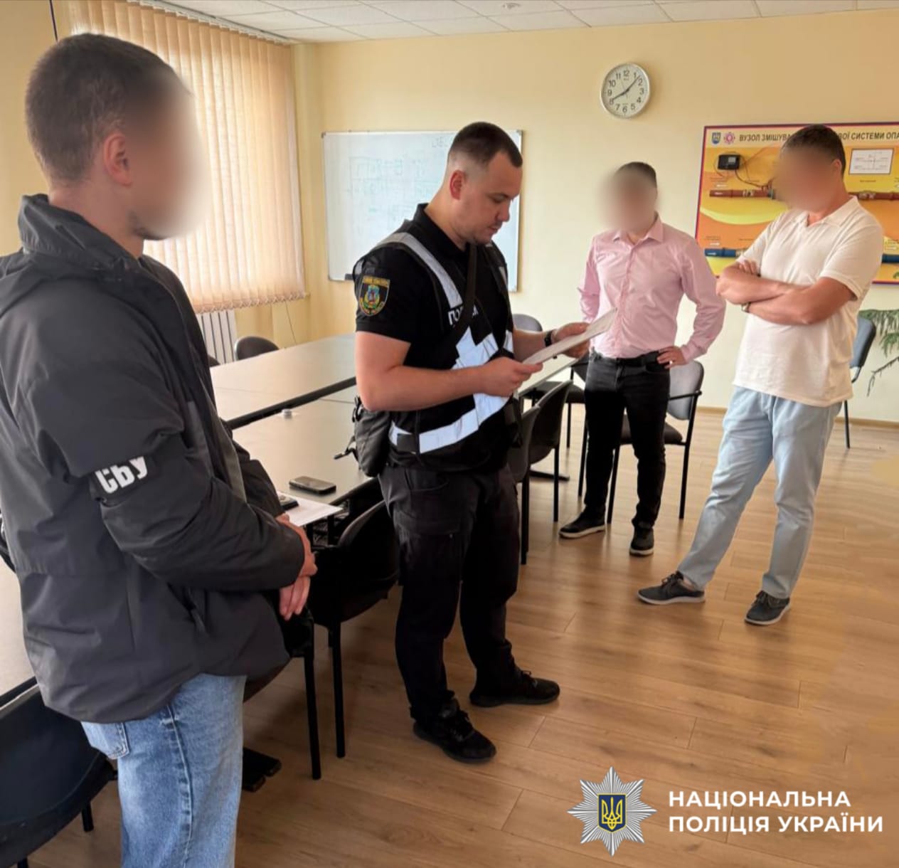 На фотографії зображено документування масштабної схеми заволодіння коштами державних та комунальних підприємств під час проведення тендерних закупівель та виконання робіт у сфері енергетики.