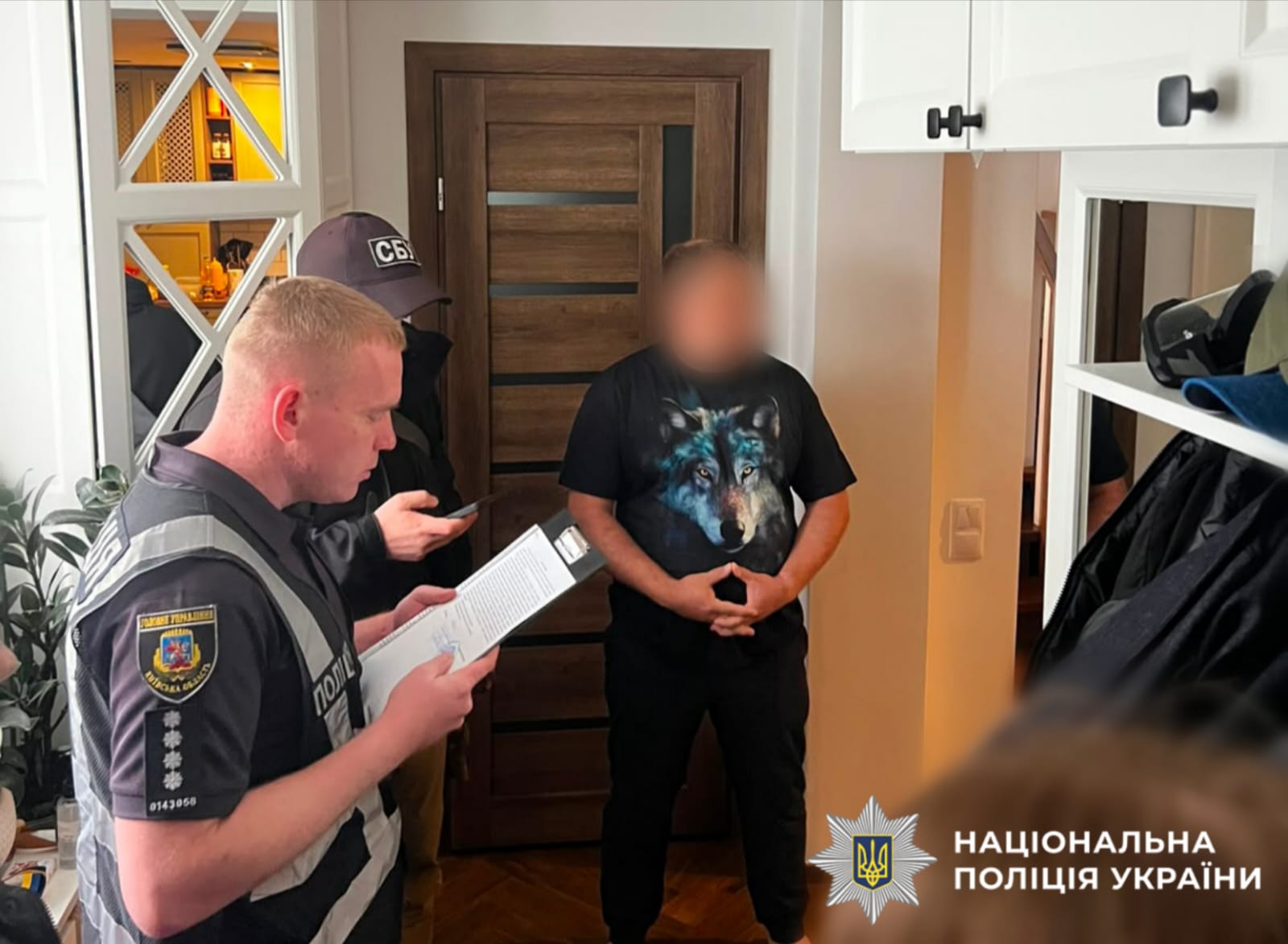 На фотографії зображено документування масштабної схеми заволодіння коштами державних та комунальних підприємств під час проведення тендерних закупівель та виконання робіт у сфері енергетики.