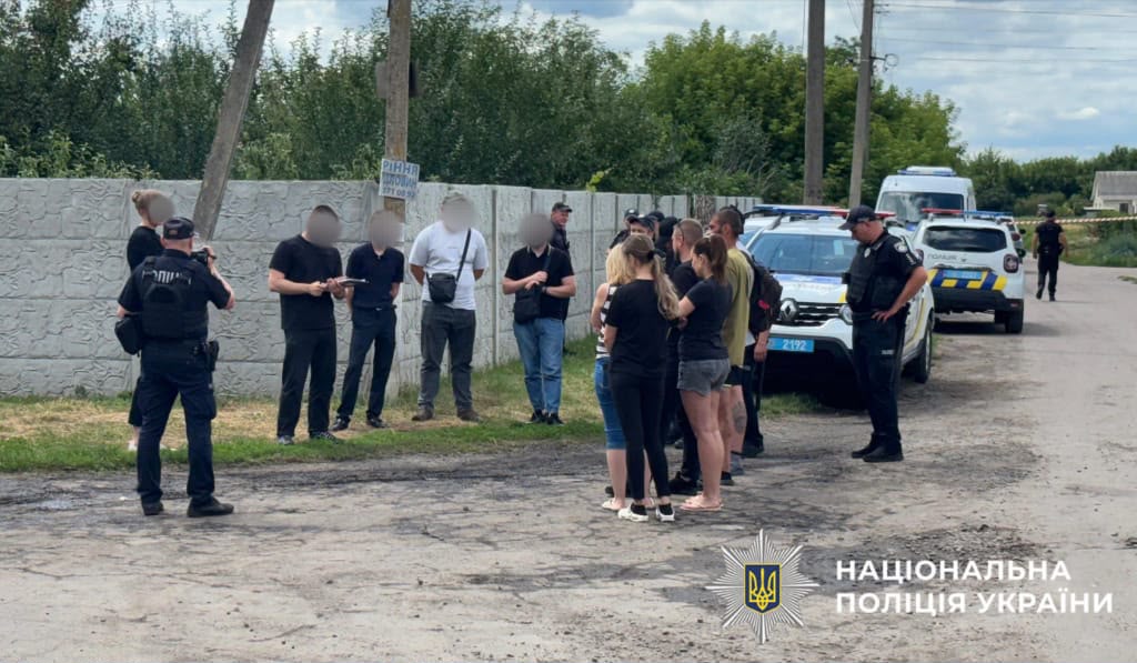 На фотографії зображено причетних осіб до вчинення вказаного злочину.