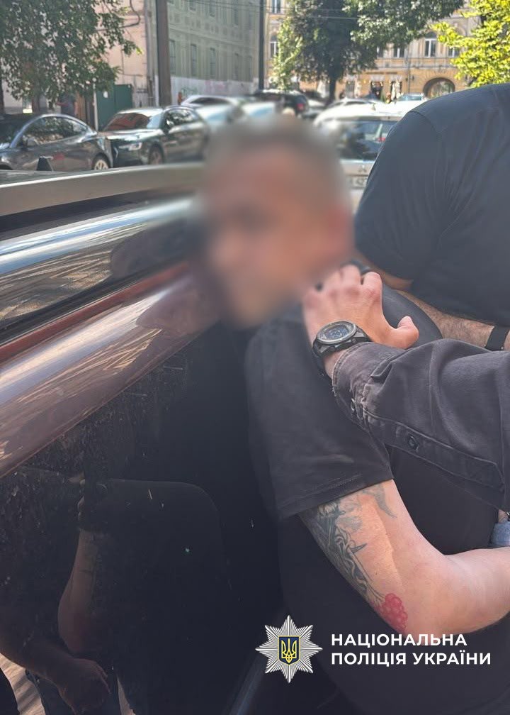 На фотографії зображено зловмисника, причетного до вчинення вказаного злочину.