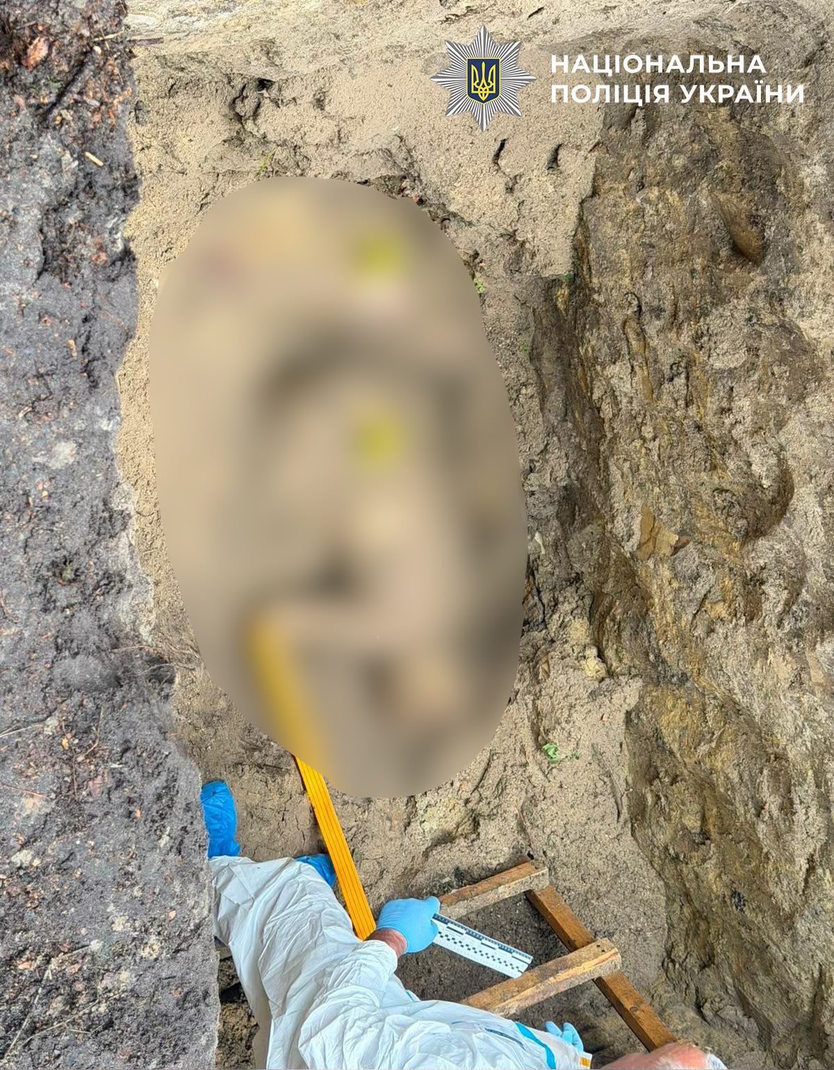 На фотографії зображено виявлене та вилучене тіло загиблого.
