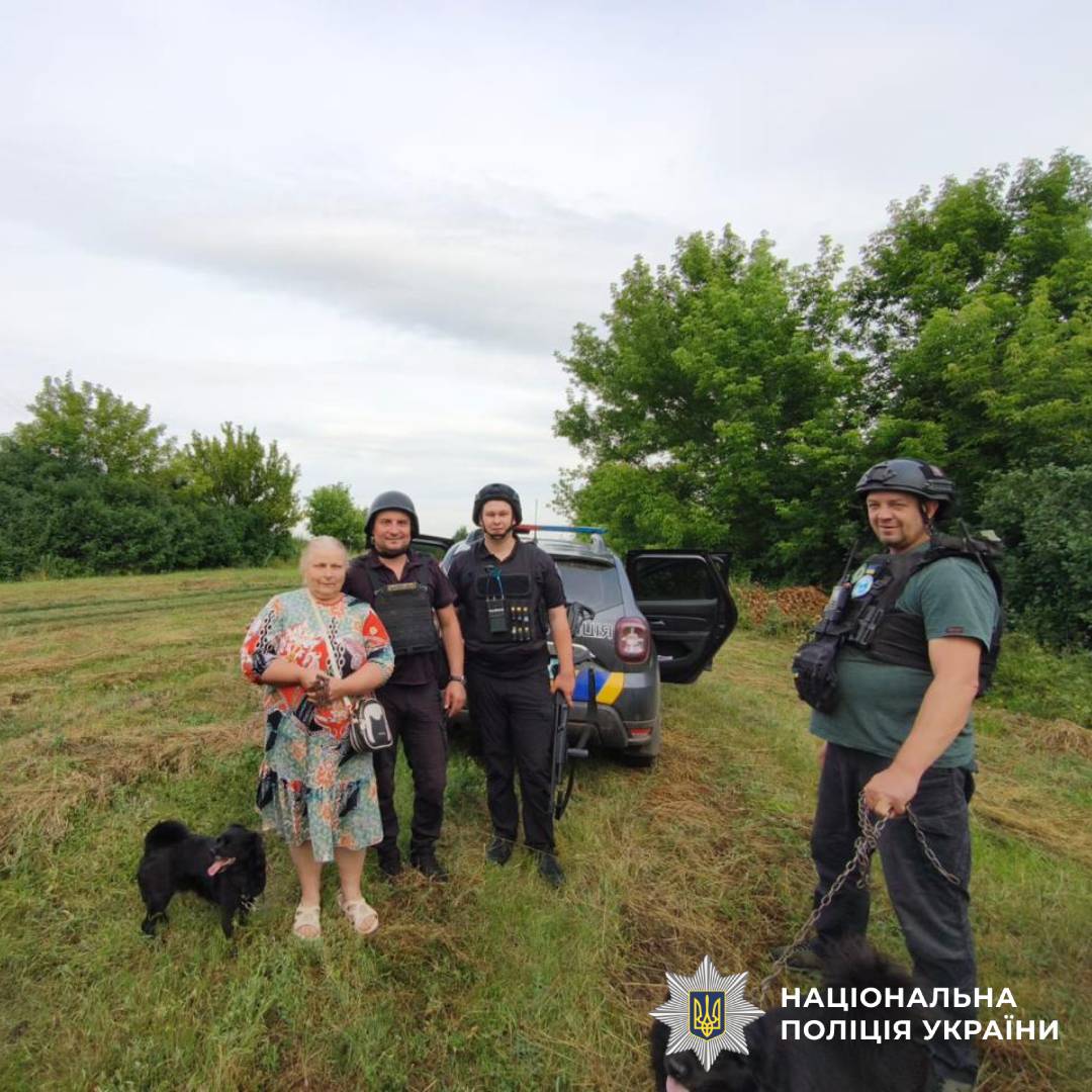 Поліцейські Куп'янщини спільно з волонтерами евакуювали жительку прифронтового села