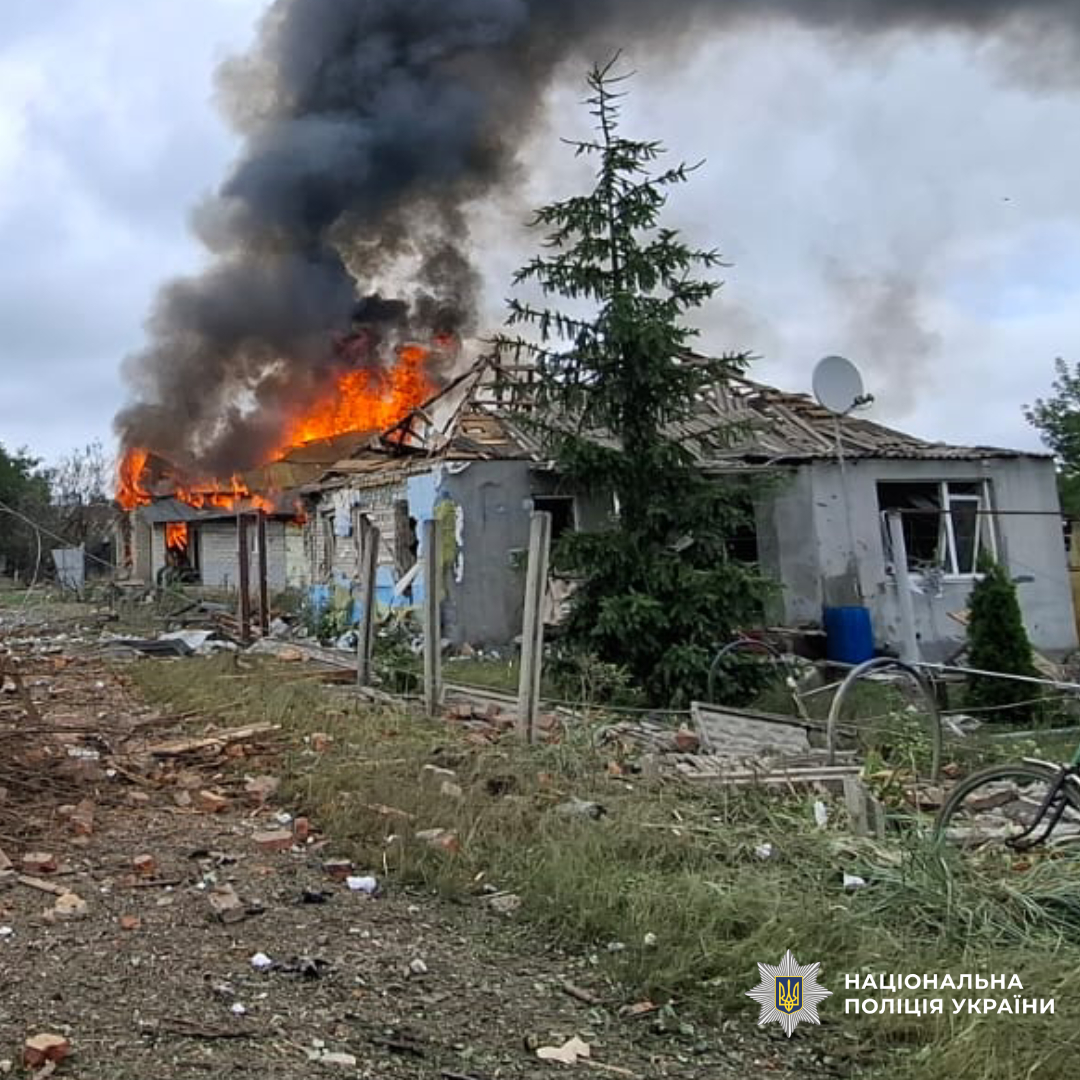 поліцейські документують наслідки авіаційного удару військових рф на Харківщині