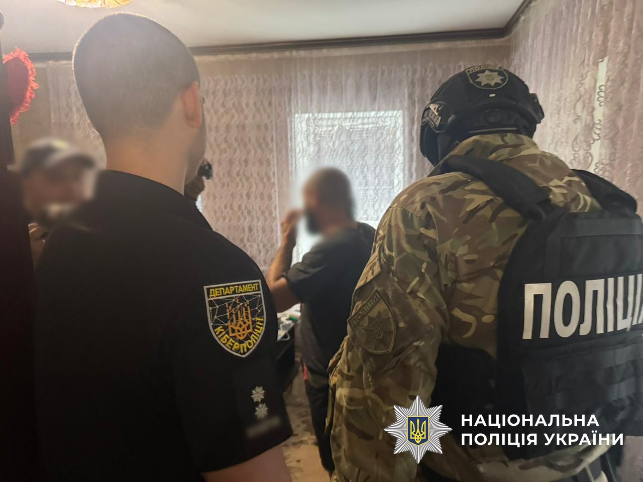 Поліцейські проводять слідчі дії