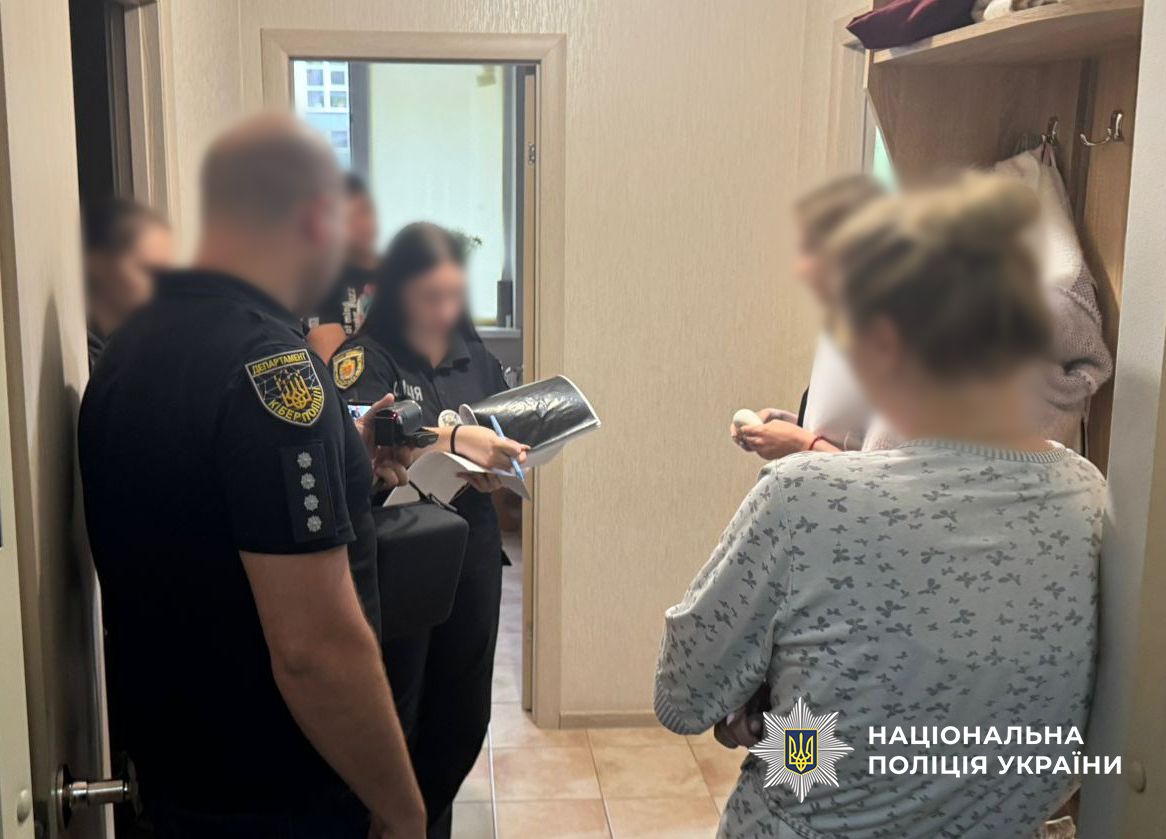 Поліцейські проводять слідчі дії