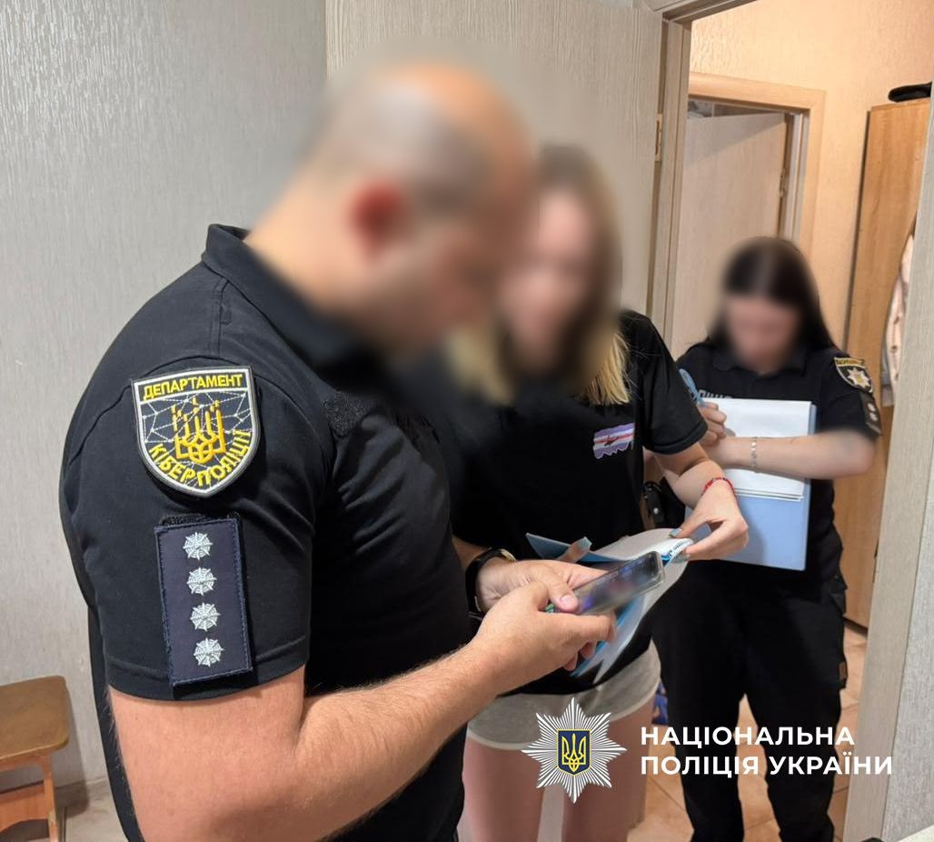 Поліцейські проводять слідчі дії