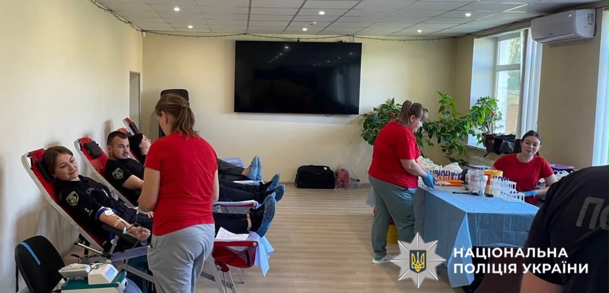 На фото правоохоронці - учасники донації та медичні працівники.