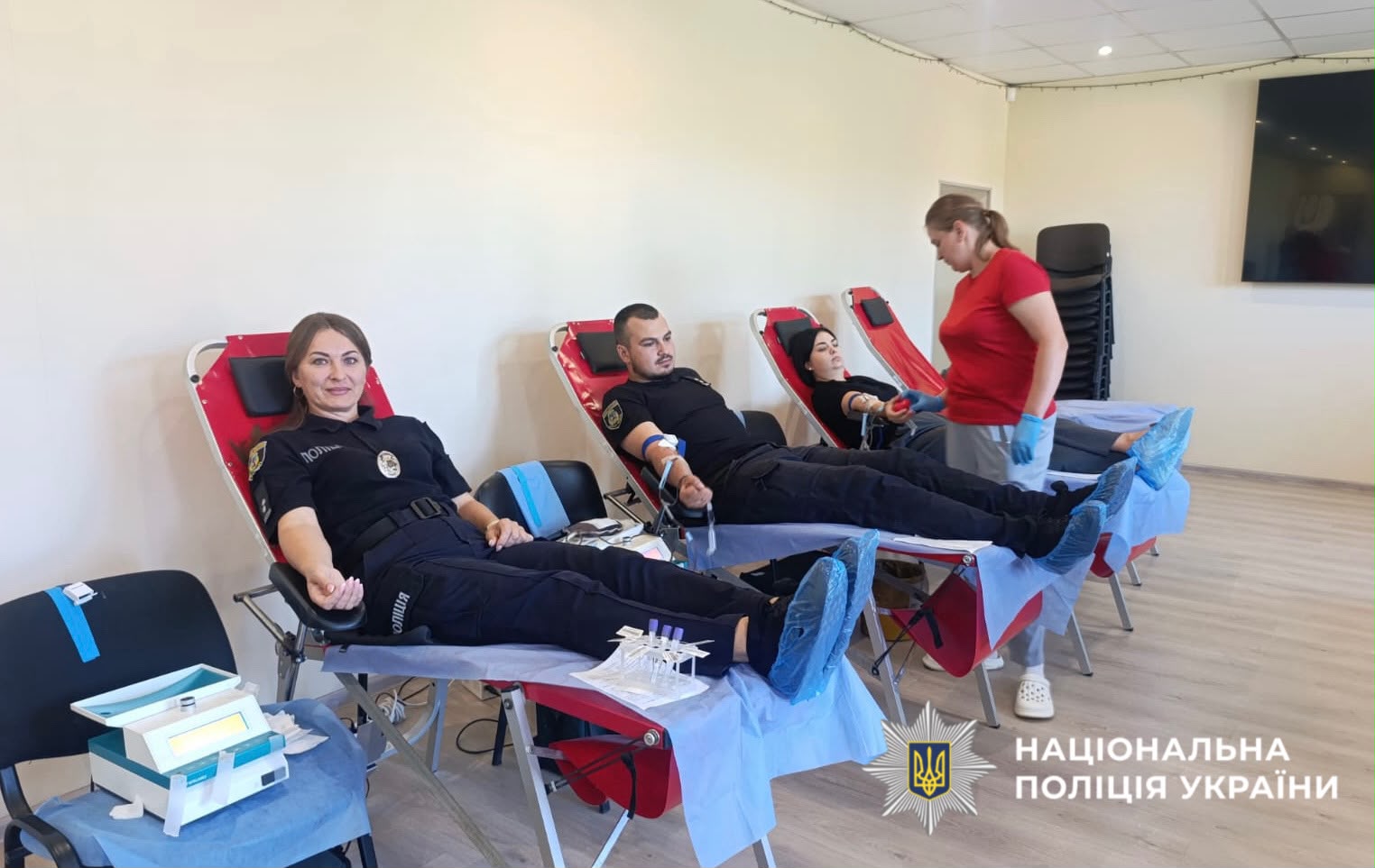 На фото правоохоронці - учасники донації та медичні працівники.