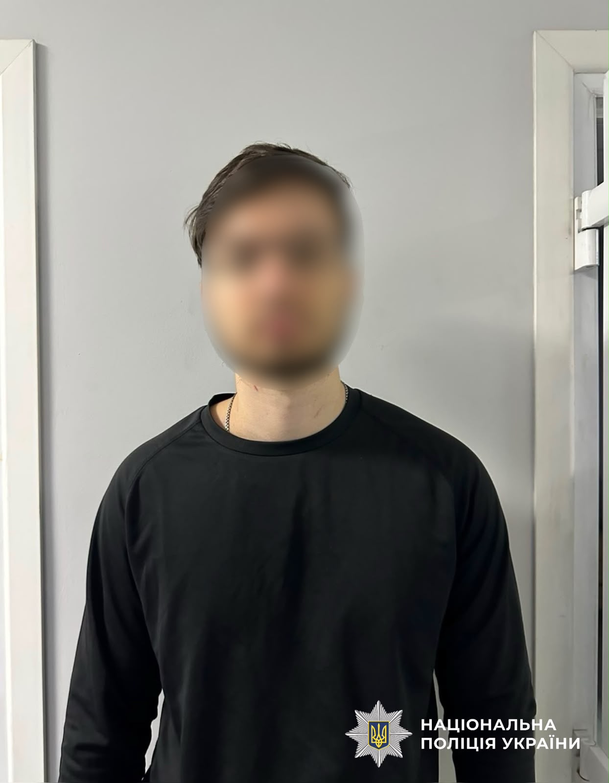 На фотографії зображено зловмисника, якого підозрюють у незаконному переправленні військовозобов’язаних через державний кордон України.