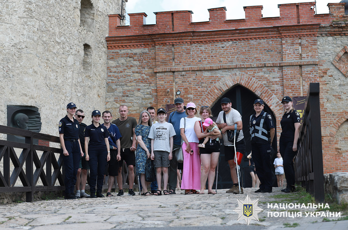 Учасники ретриту на вході до Меджибізького замку
