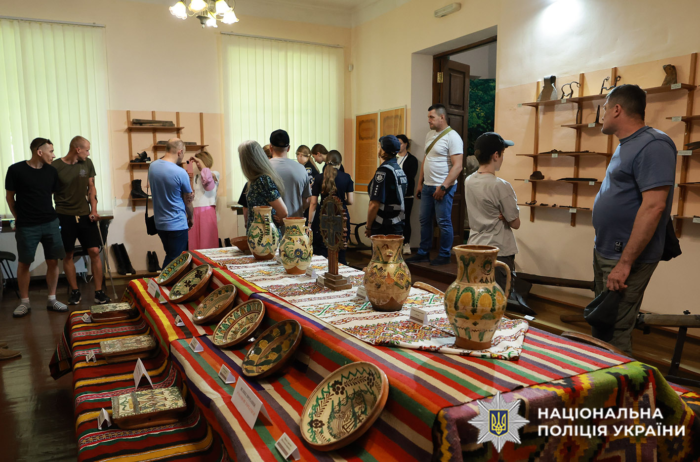 Учасники ретриту оглядають експозиції музею