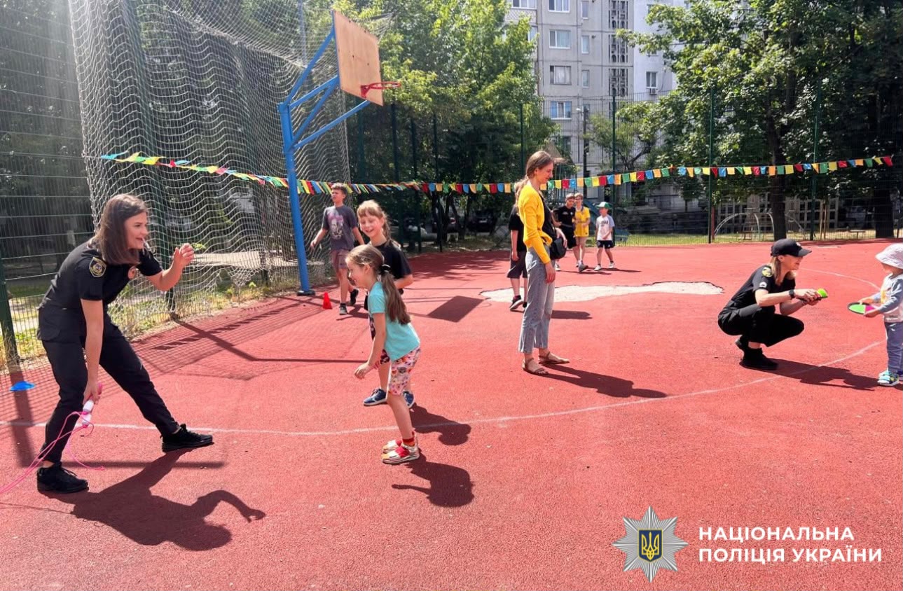 на фото зображені діти