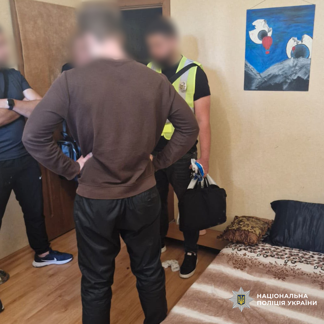В Індустріальному районі Харкова правоохоронці викрили чоловіка, який вирощував канабіс для подальшого продажу