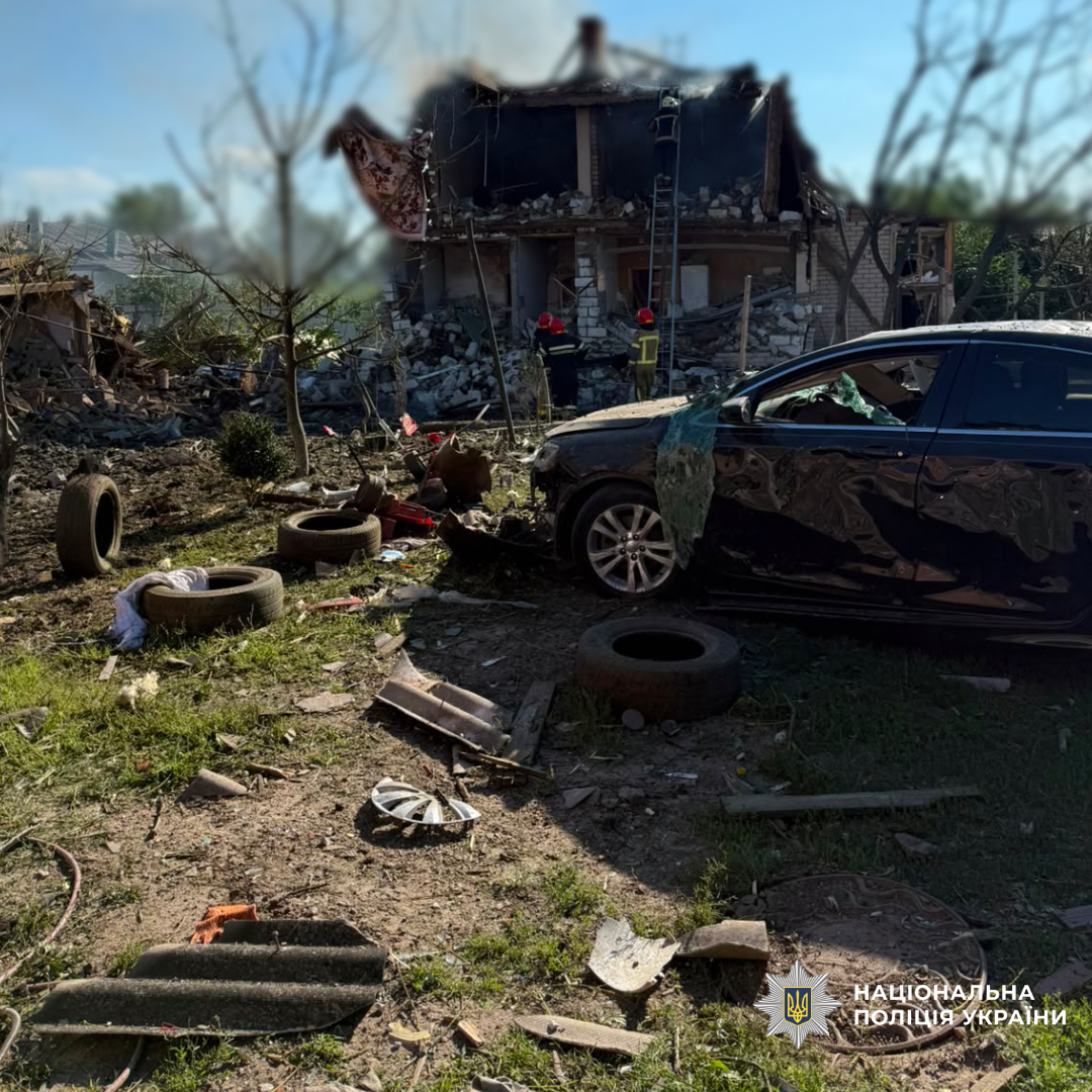 поліція документує наслідки ворожого авіаудару по Ізюмщині