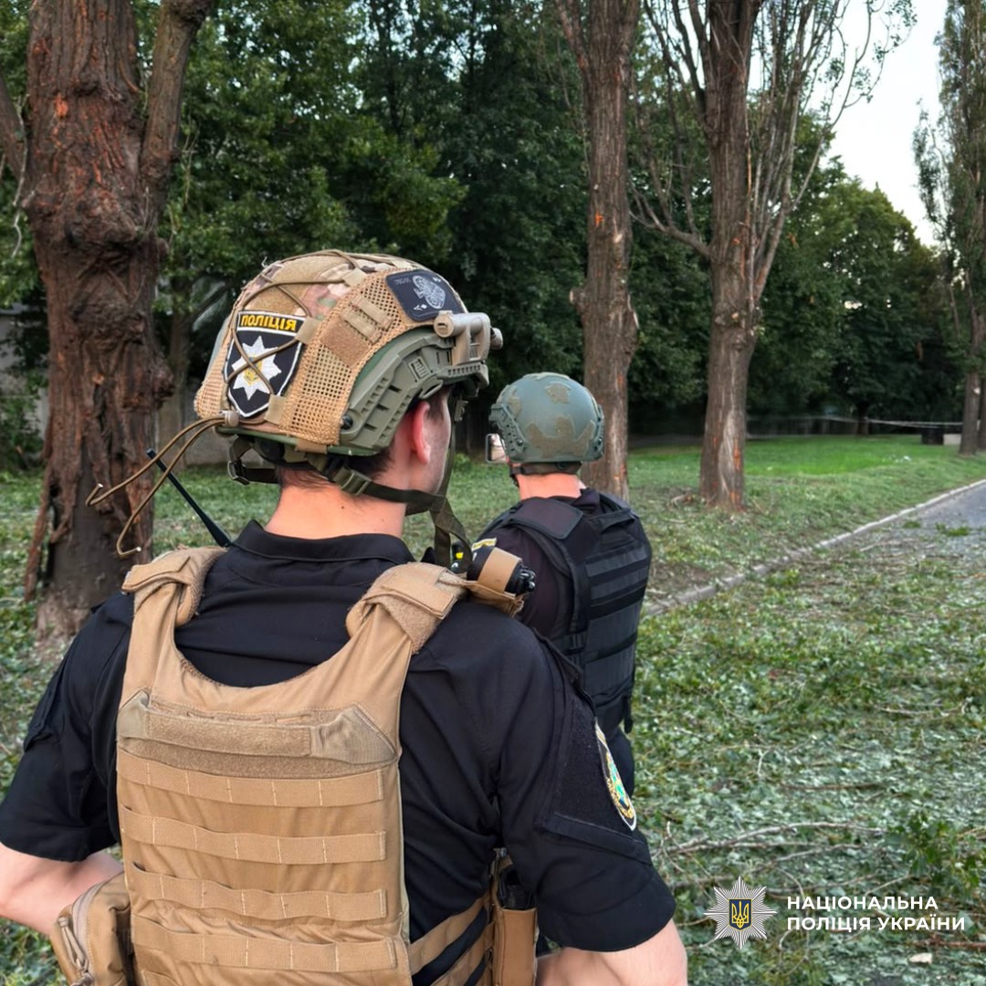поліція документує наслідки ворожого удару по Шевченківському району Харкова