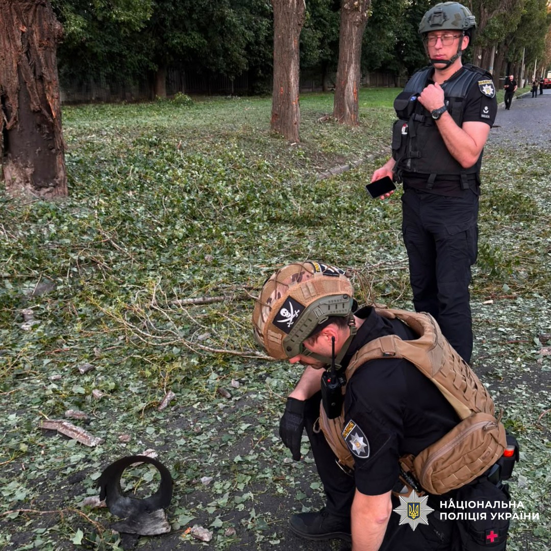 поліція документує наслідки ворожого удару по Шевченківському району Харкова