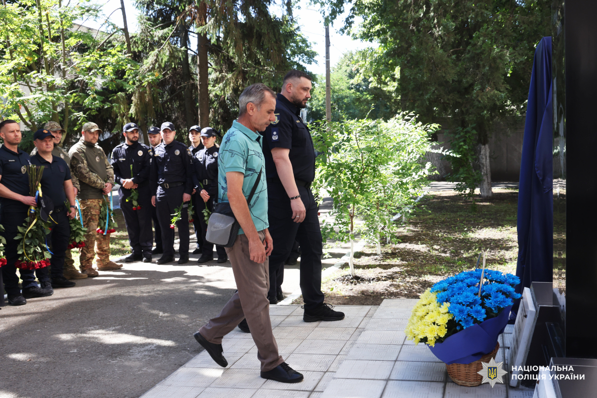 Назавжди в строю: у Харкові відкрили меморіальну стелу поліцейському Денису Котляру