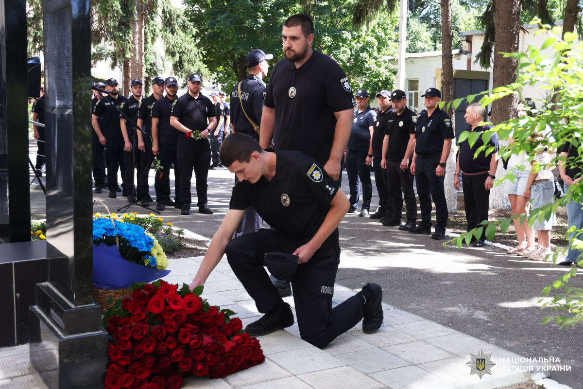 Назавжди в строю: у Харкові відкрили меморіальну стелу поліцейському Денису Котляру