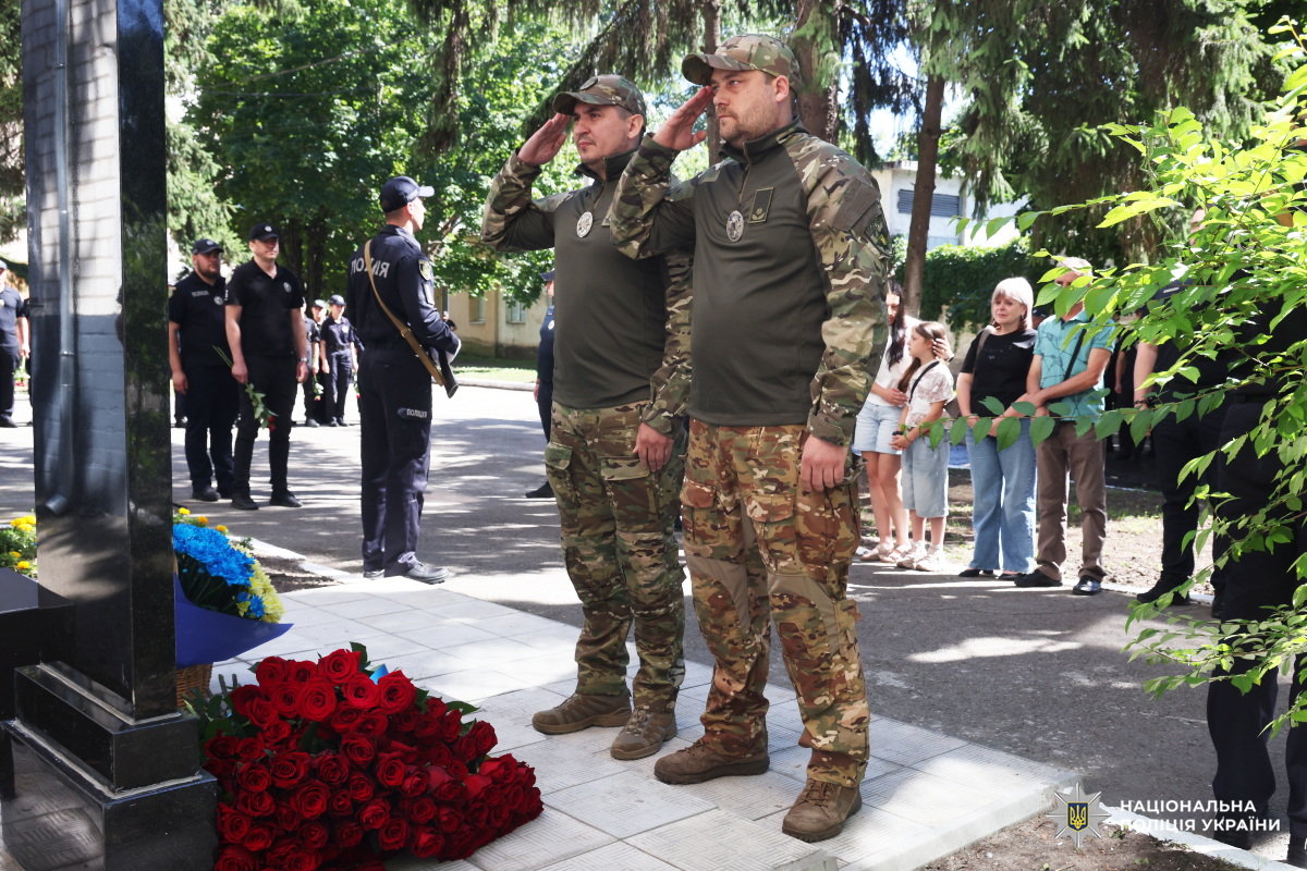 Назавжди в строю: у Харкові відкрили меморіальну стелу поліцейському Денису Котляру