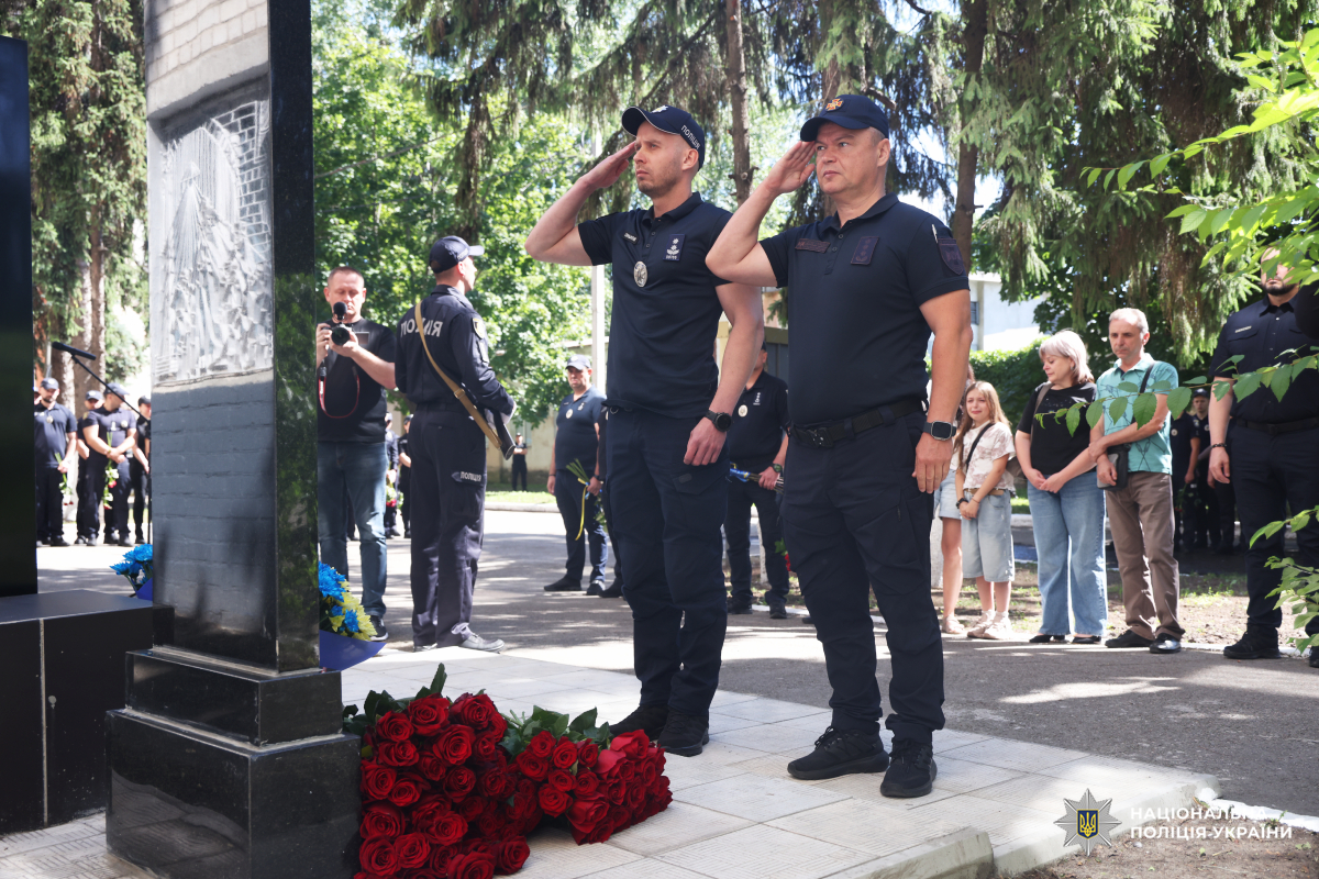 Назавжди в строю: у Харкові відкрили меморіальну стелу поліцейському Денису Котляру