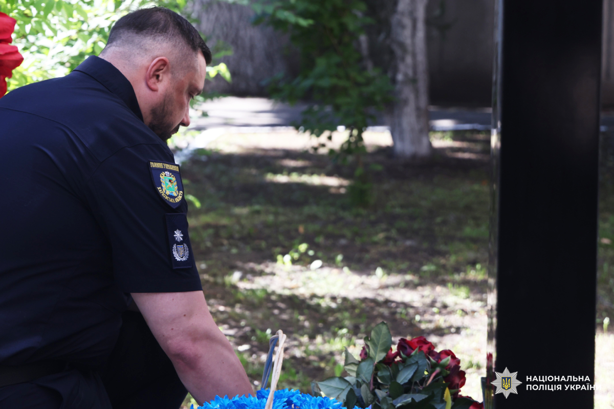 Назавжди в строю: у Харкові відкрили меморіальну стелу поліцейському Денису Котляру