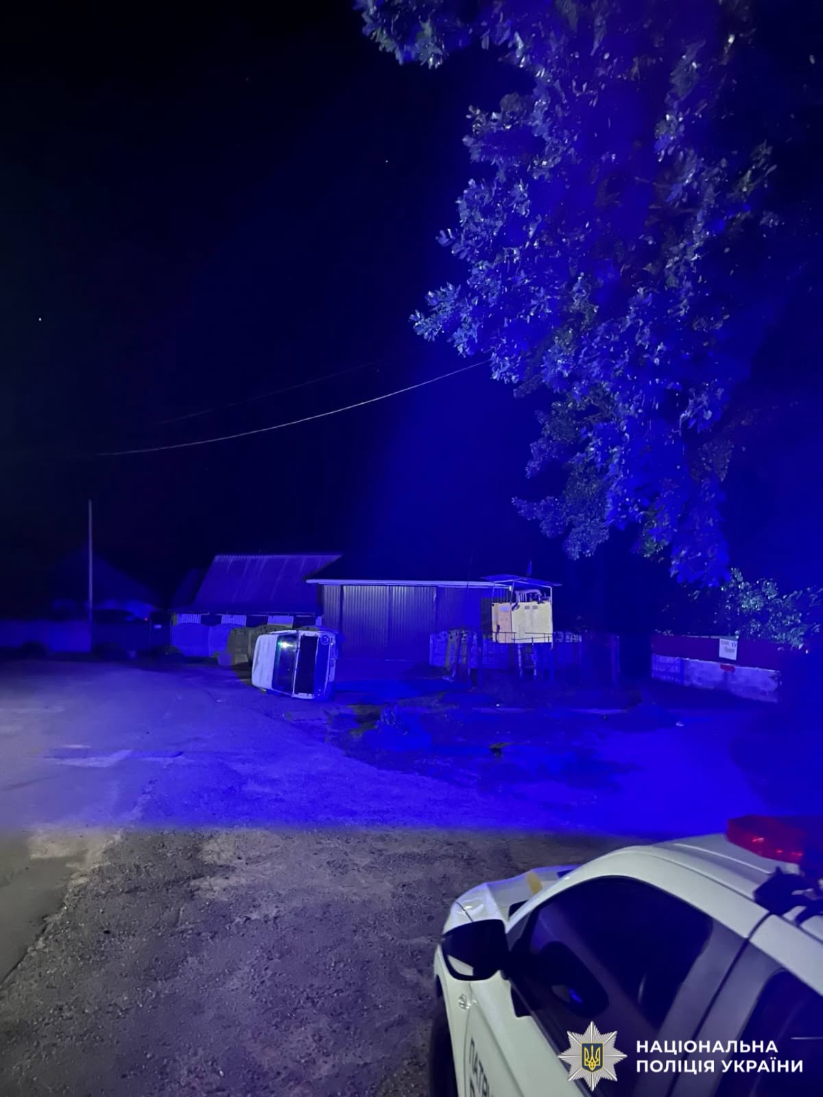 На фото перекинутий автомобіль та автомобіль правоохоронців.