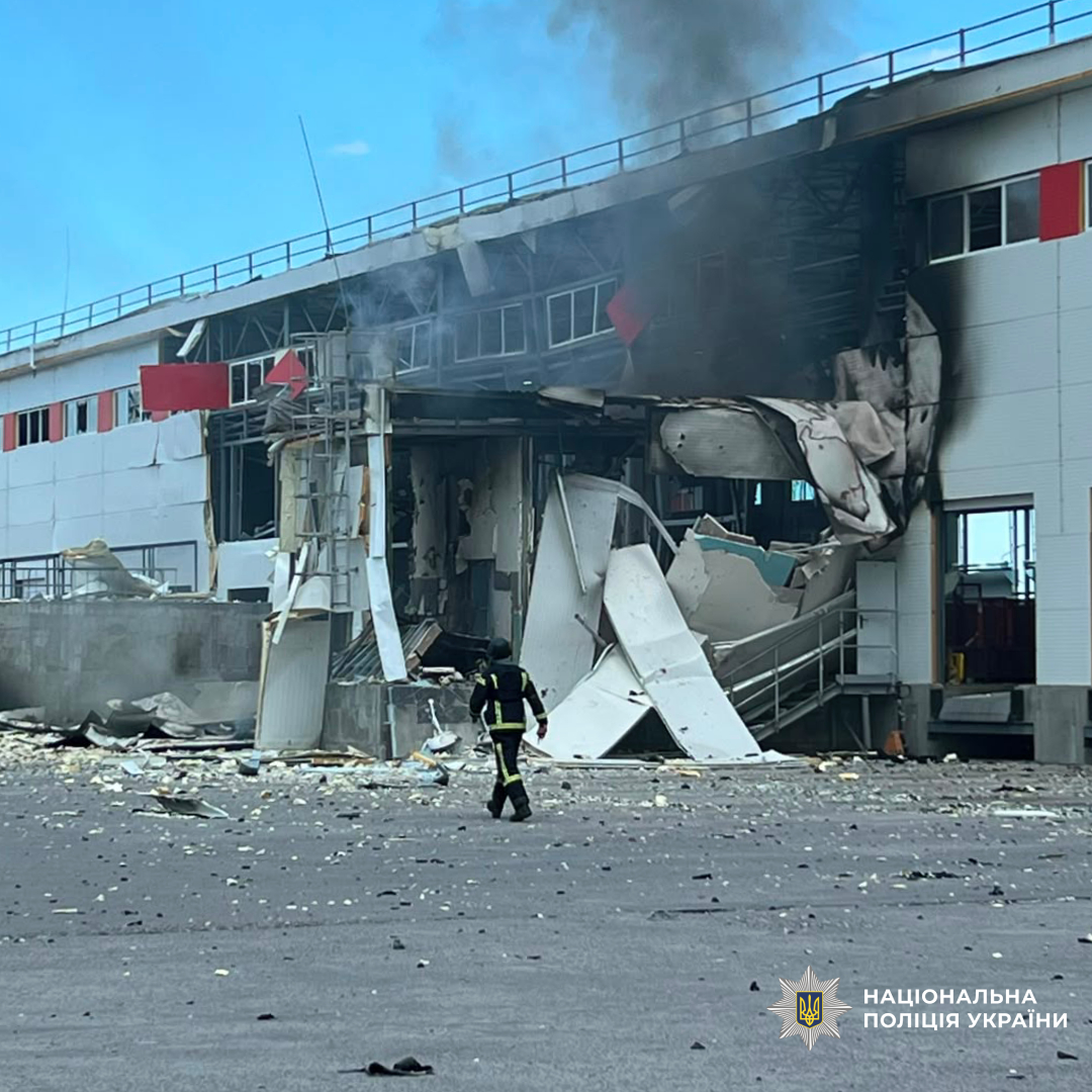 Поліція документує наслідки ворожого ракетного удару по терміналу поштового оператора на Харківщині
