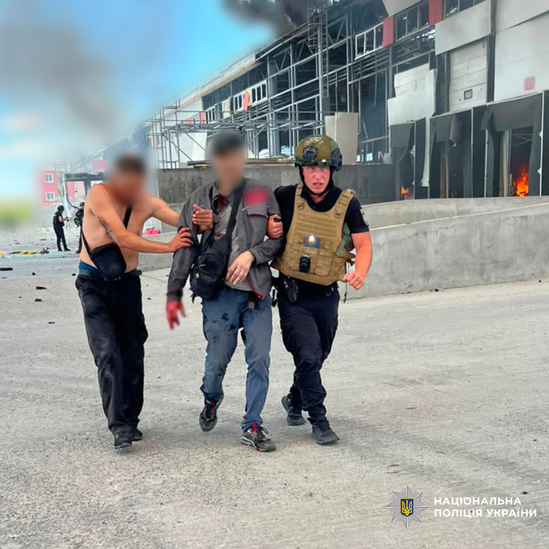 Поліція документує наслідки ворожого ракетного удару по терміналу поштового оператора на Харківщині