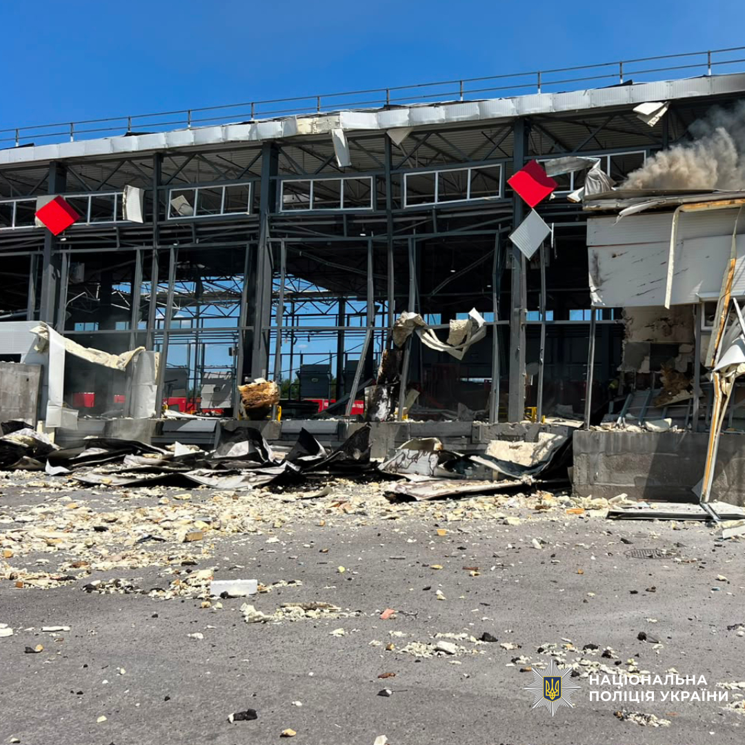 Поліція документує наслідки ворожого ракетного удару по терміналу поштового оператора на Харківщині