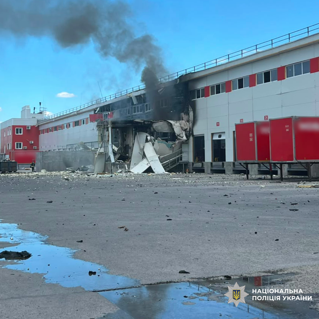 Поліція документує наслідки ворожого ракетного удару по терміналу поштового оператора на Харківщині