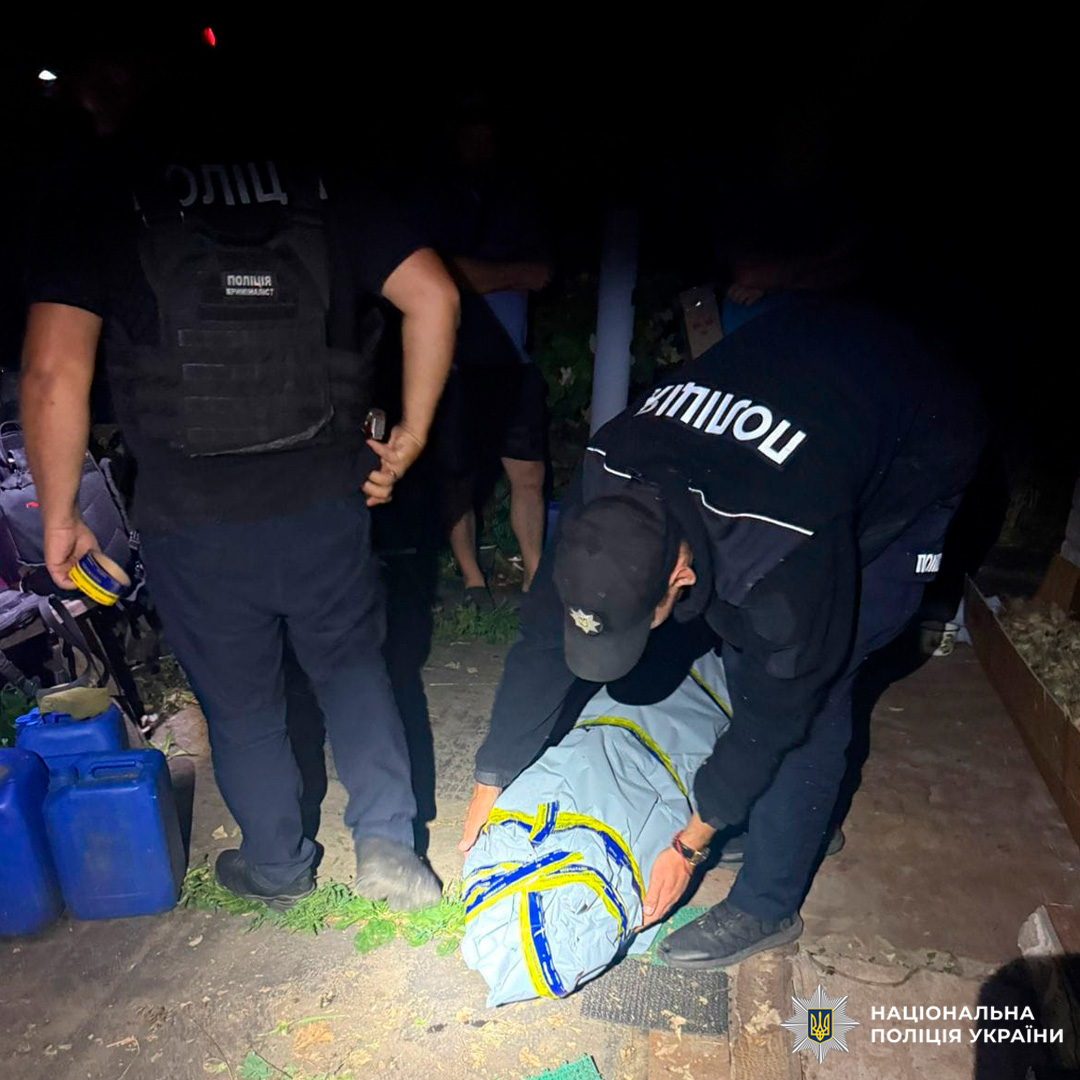На Чугуївщині  поліцейські вилучили у місцевого мешканця понад півтисячі кущів маку та коноплі
