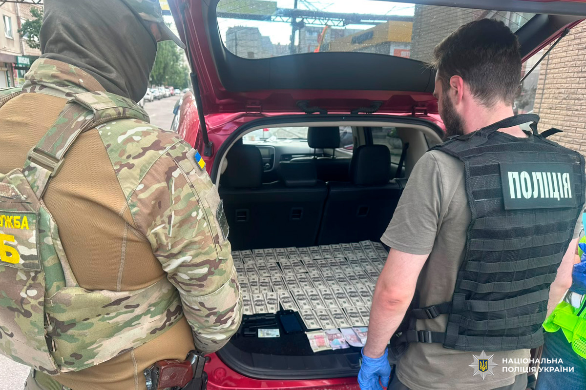 Поліцейські Харківщини викрили чоловіка, який за 7 000 доларів обіцяв вивезти військовослужбовця із зони бойових дій та переправити закордон