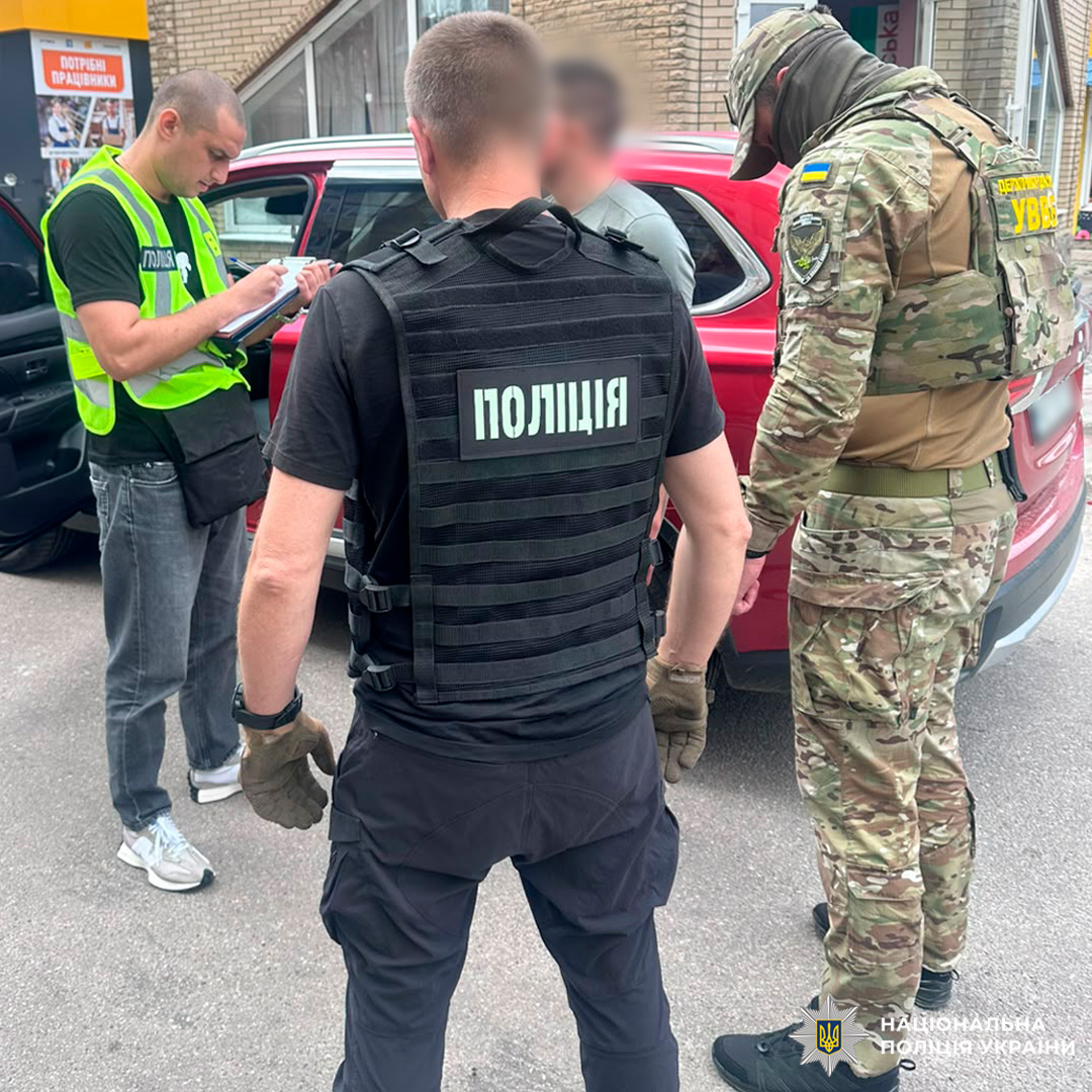 Поліцейські Харківщини викрили чоловіка, який за 7 000 доларів обіцяв вивезти військовослужбовця із зони бойових дій та переправити закордон