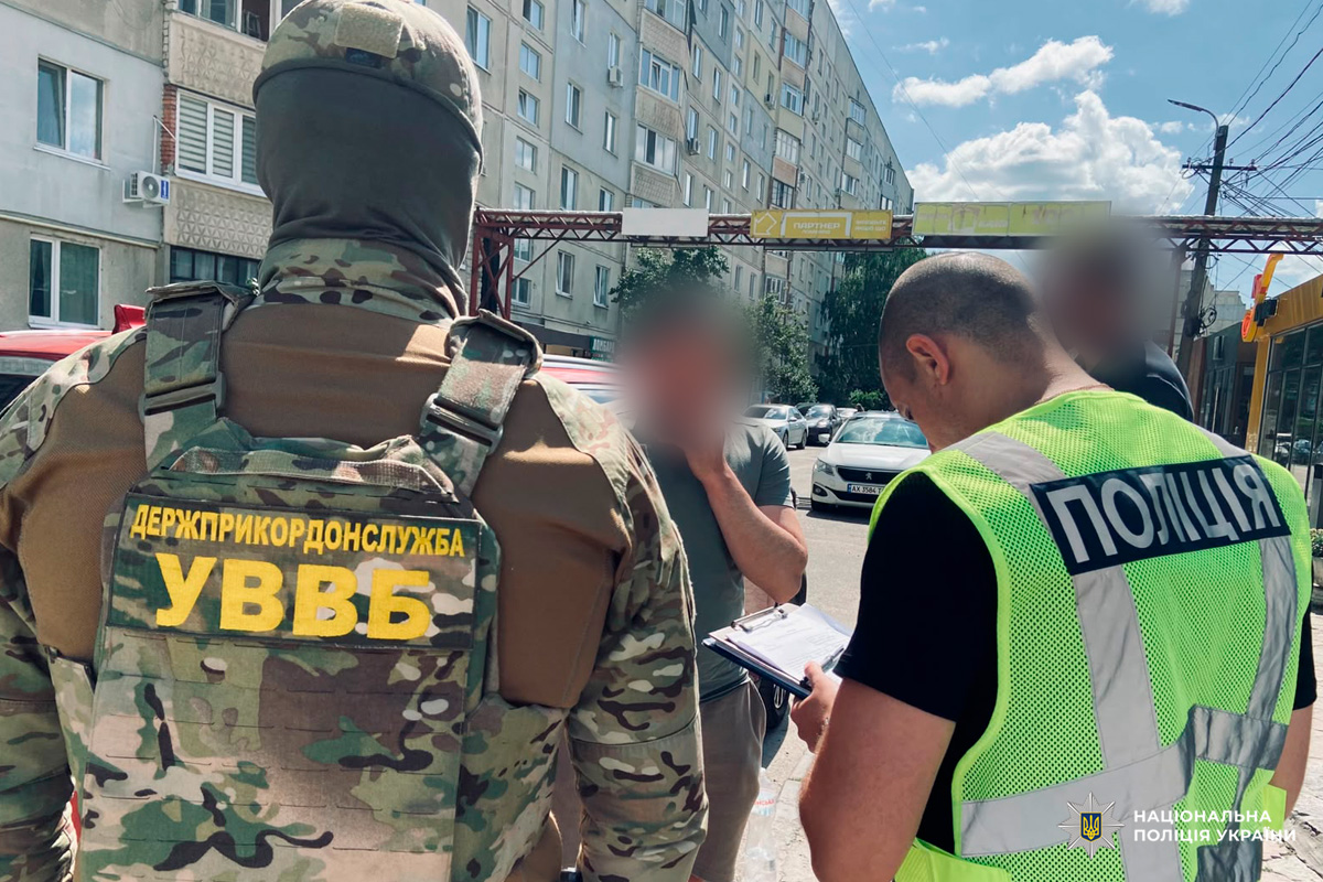 Поліцейські Харківщини викрили чоловіка, який за 7 000 доларів обіцяв вивезти військовослужбовця із зони бойових дій та переправити закордон