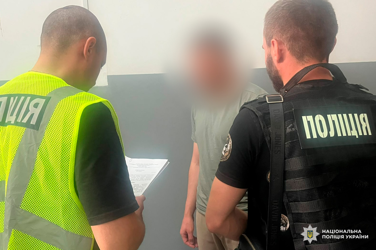 Поліцейські Харківщини викрили чоловіка, який за 7 000 доларів обіцяв вивезти військовослужбовця із зони бойових дій та переправити закордон